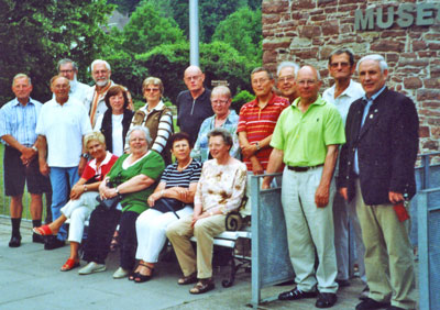 Werner Koch verabschiedet die Angehörigen der Pionierkameradschaft vor dem Museumsgebäude!